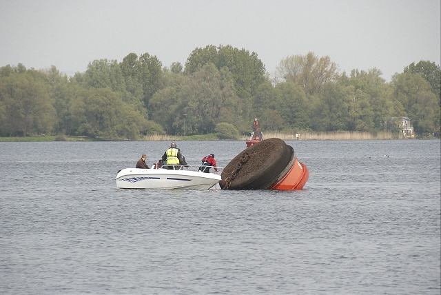 2010/111/20100515 002 Persoon te water Nieuwemeerdijk.jpg